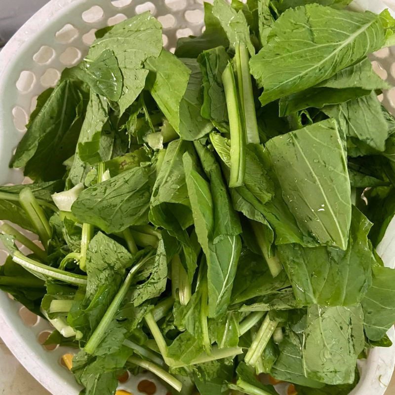 Step 2 Prepare other ingredients for Stir-fried noodles with squid and shrimp