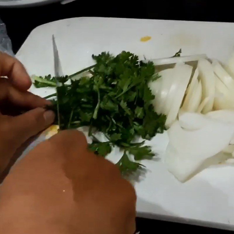 Step 2 Prepare other ingredients Stir-fried oysters with onions