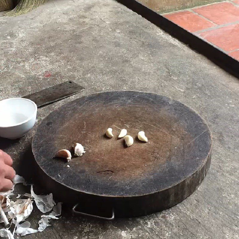 Step 2 Prepare the garlic Stir-Fried Green Bananas with Garlic