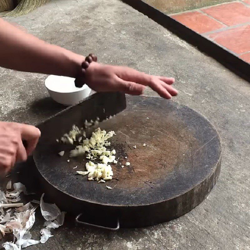 Step 2 Prepare the garlic Stir-Fried Green Bananas with Garlic