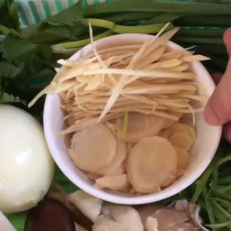 Step 2 Prepare other ingredients Hong Kong steamed carp