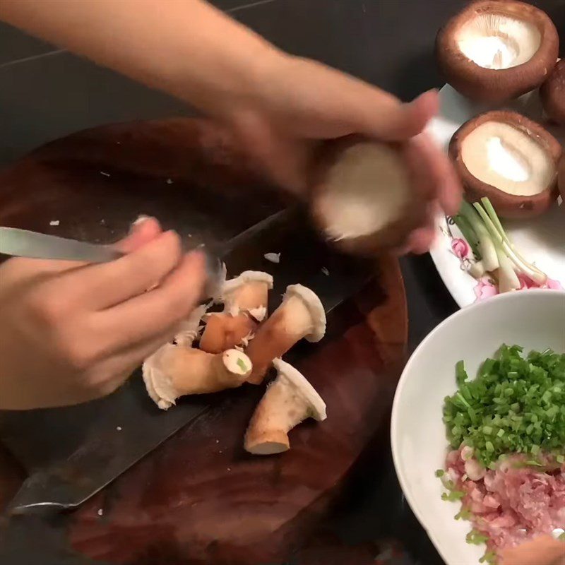 Step 2 Prepare other ingredients for Steamed Shiitake Mushrooms stuffed with minced meat