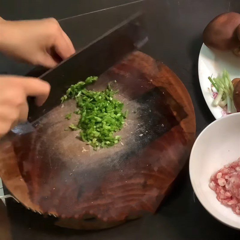 Step 2 Prepare other ingredients for Steamed Shiitake Mushrooms stuffed with minced meat