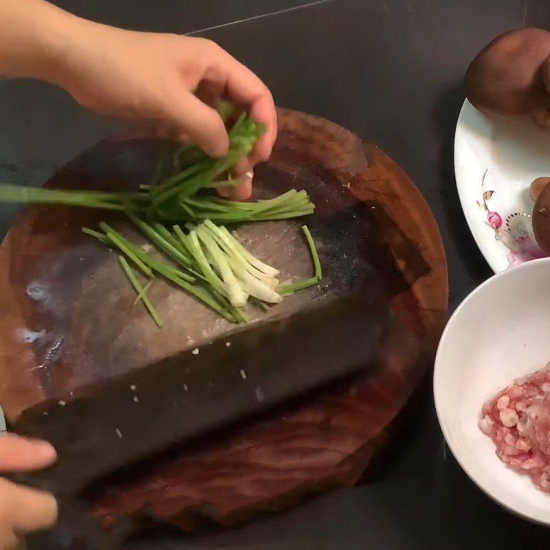 Step 2 Prepare other ingredients for Steamed Shiitake Mushrooms stuffed with minced meat