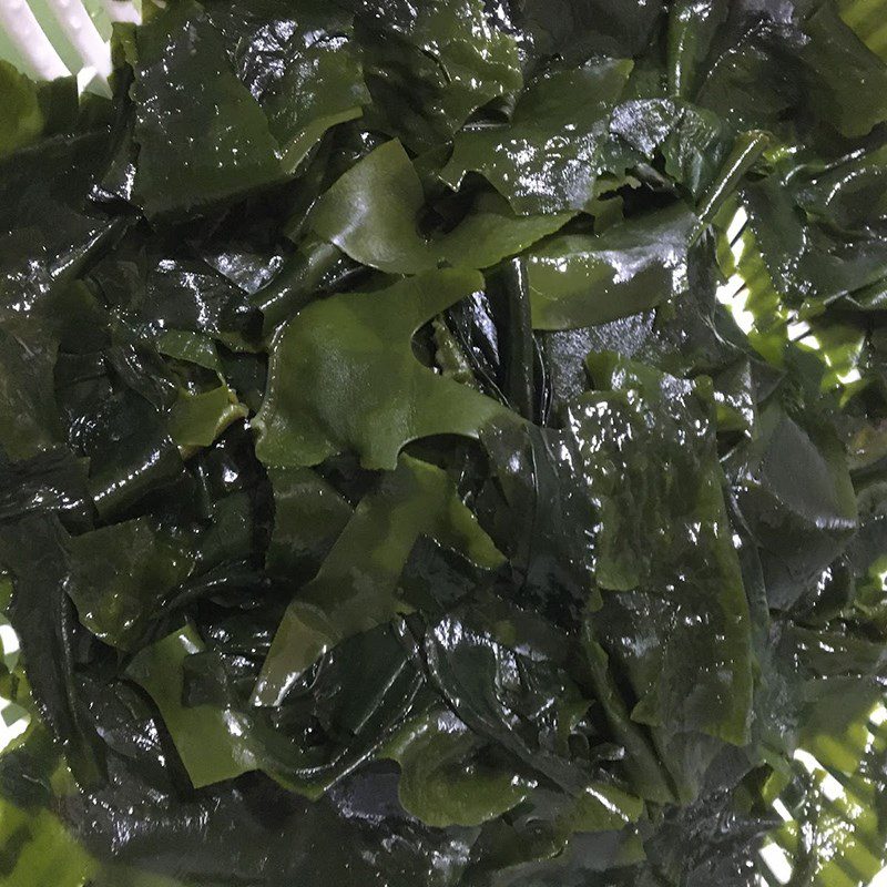 Step 2 Prepare other ingredients for fresh shrimp seaweed soup