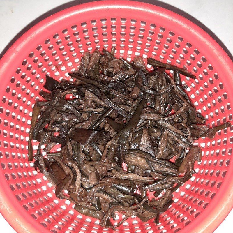 Step 2 Prepare other ingredients Stir-fried pickled mustard greens with pork