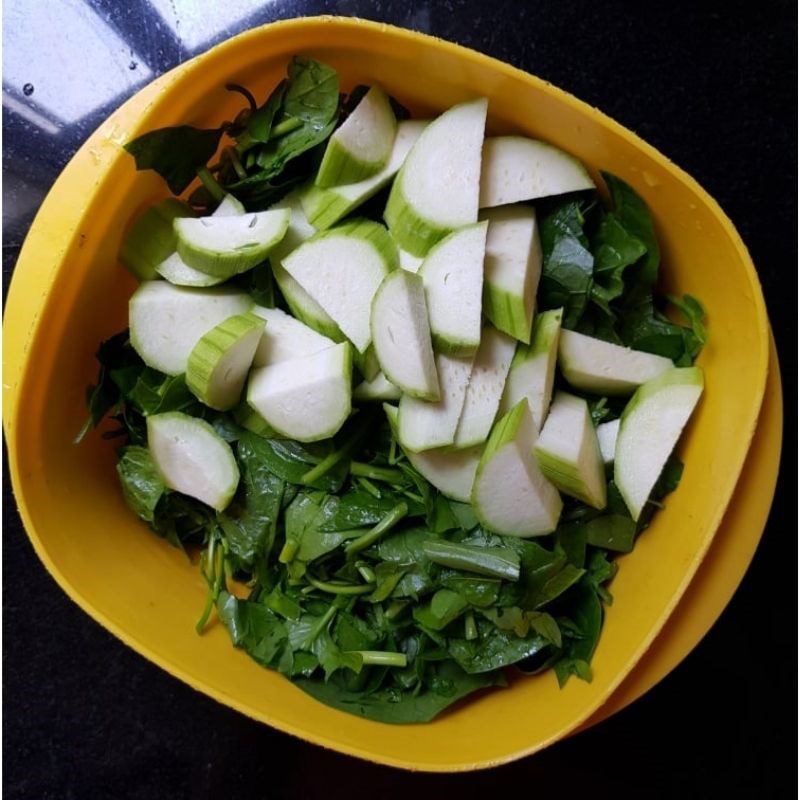 Step 2 Prepare other ingredients for crab soup with water spinach and gourd