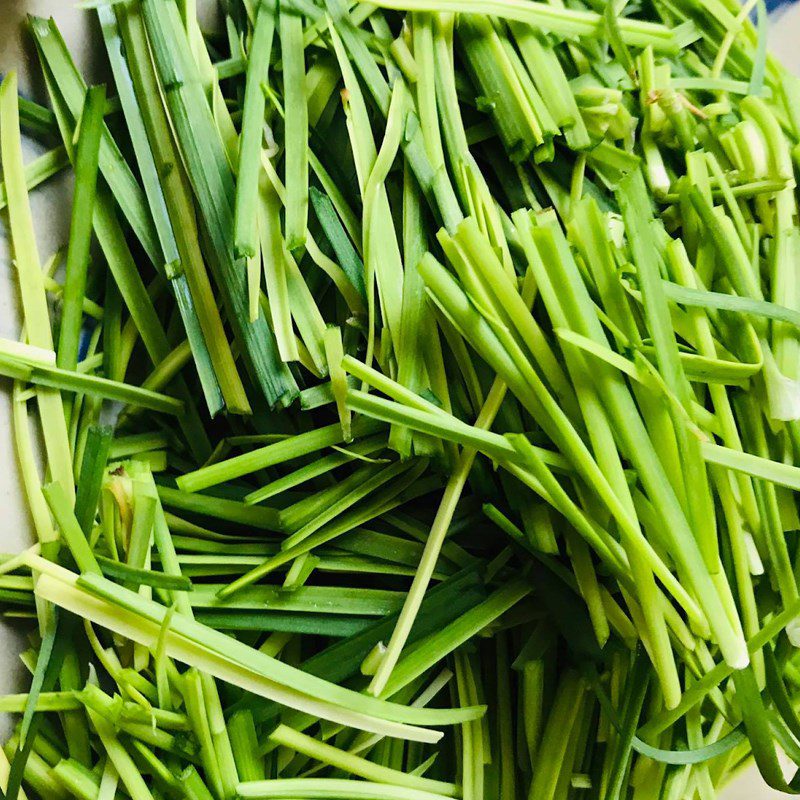 Step 2 Prepare other ingredients Pork intestines stir-fried with turmeric and chives