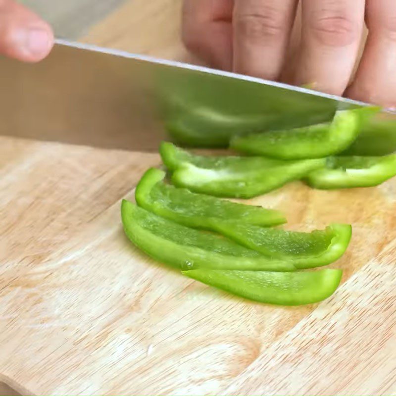 Step 2 Prepare other ingredients Beef stir-fried with bell peppers and onions