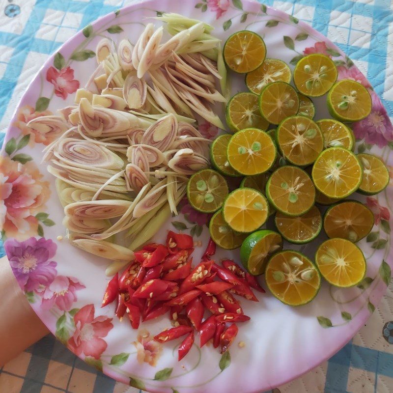 Step 2 Prepare other ingredients Chicken feet soaked in lemongrass and calamondin