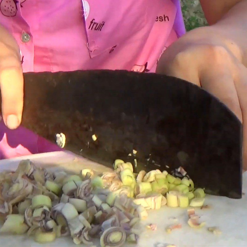 Step 2 Prepare other ingredients Stir-fried mussels with lemongrass and chili