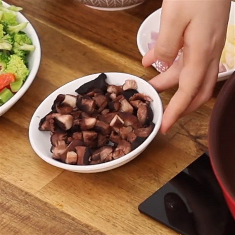 Step 2 Prepare other ingredients Stir-fried chũ noodles with beef