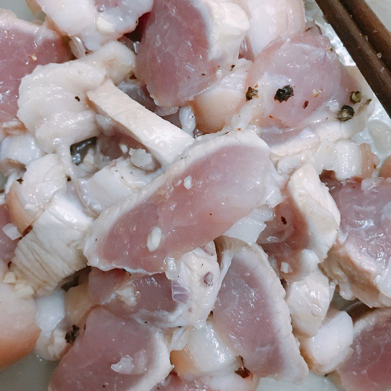 Step 1 Prepare and marinate meat Braised pork belly with pepper