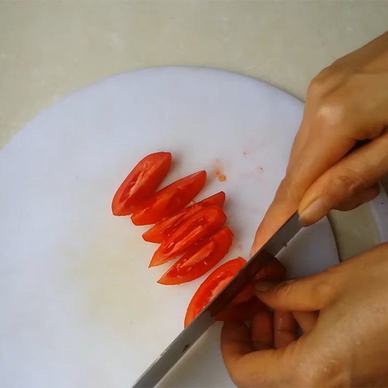 Step 2 Prepare other ingredients for clam soup with water spinach and tomatoes