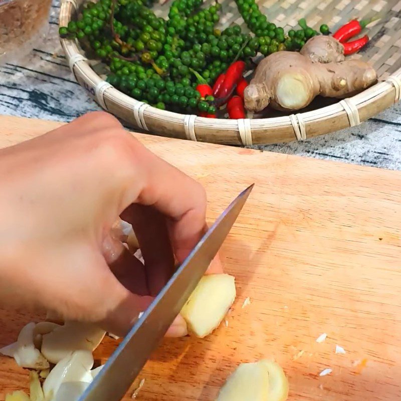 Step 2 Prepare other ingredients Grilled Apple Snails with Green Pepper