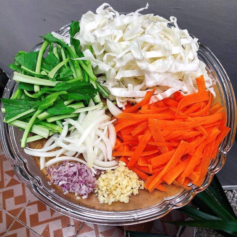 Step 2 Prepare other ingredients for stir-fried instant noodles