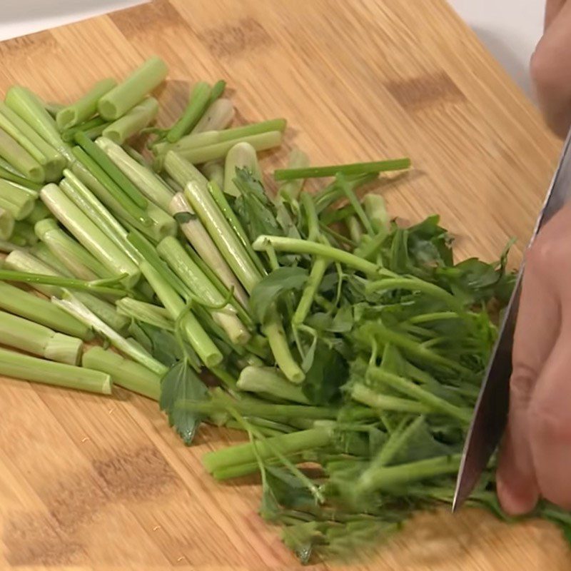 Step 3 Prepare other ingredients for shrimp soup with water celery