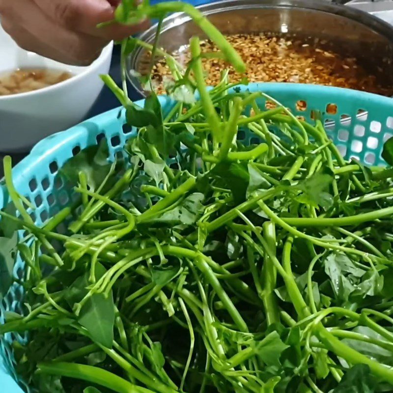 Step 2 Prepare other ingredients for Crab Hot Pot with Water Spinach