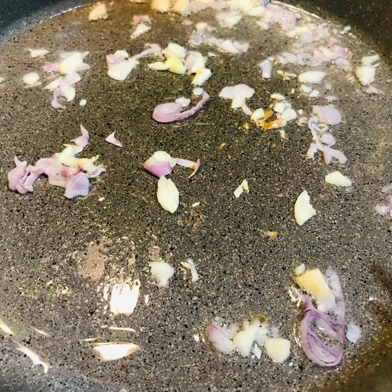 Step 2 Fry the meat Pork stir-fried kimchi