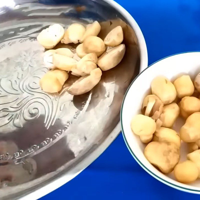 Step 2 Prepare other ingredients Stir-fried pickled onions with assorted pork