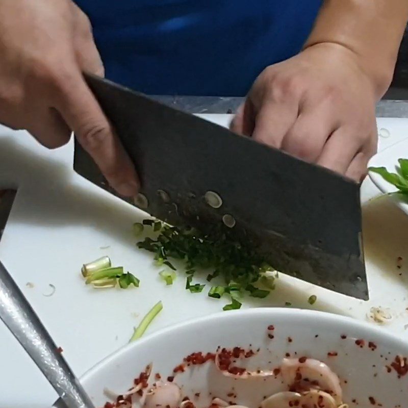 Step 2 Prepare other ingredients for the fish salad with red onion