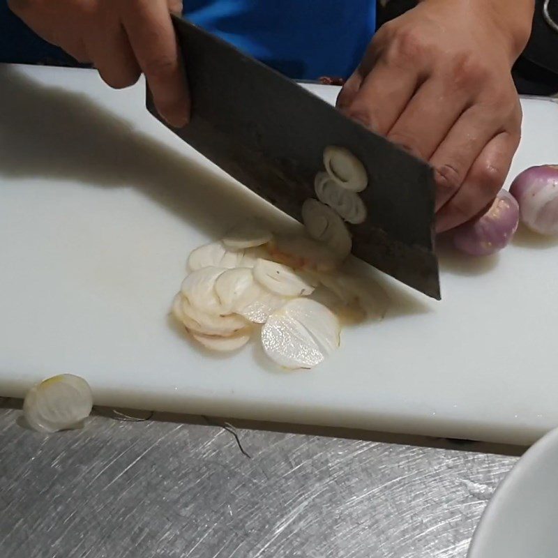 Step 2 Prepare other ingredients for the fish salad with red onion