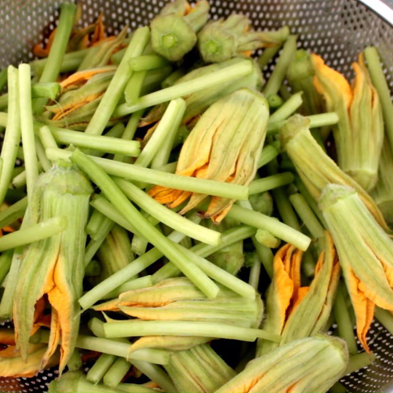 Step 2 Prepare the other ingredients for Stir-fried Squash Flowers with Straw Mushrooms