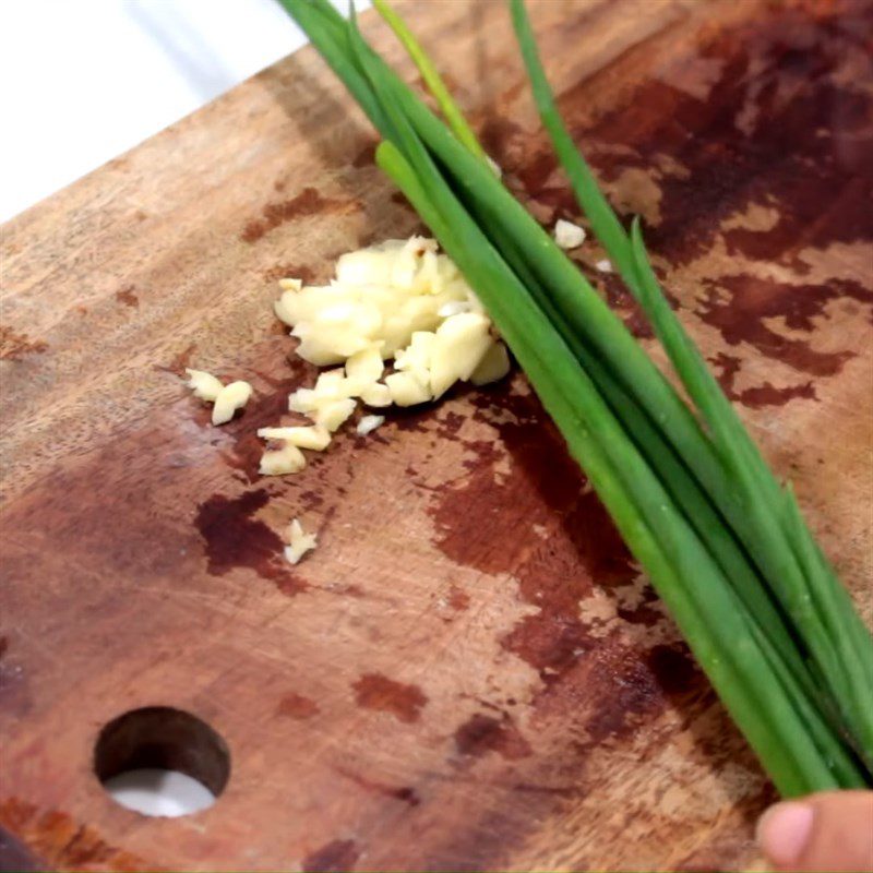 Step 2 Prepare the other ingredients for Stir-fried Squash Flowers with Straw Mushrooms