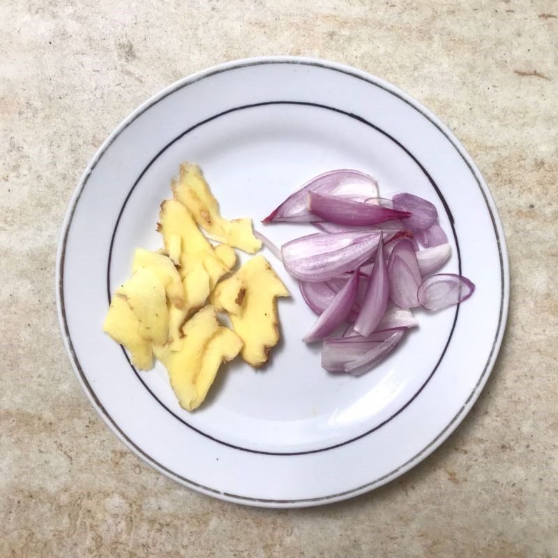 Step 2 Prepare other ingredients Squid steamed with garlic sauce