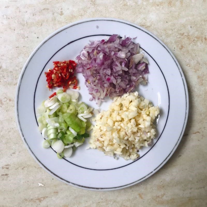 Step 2 Prepare other ingredients Squid steamed with garlic sauce