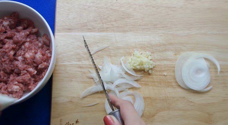 Step 2 Prepare the other ingredients Instant noodle burger