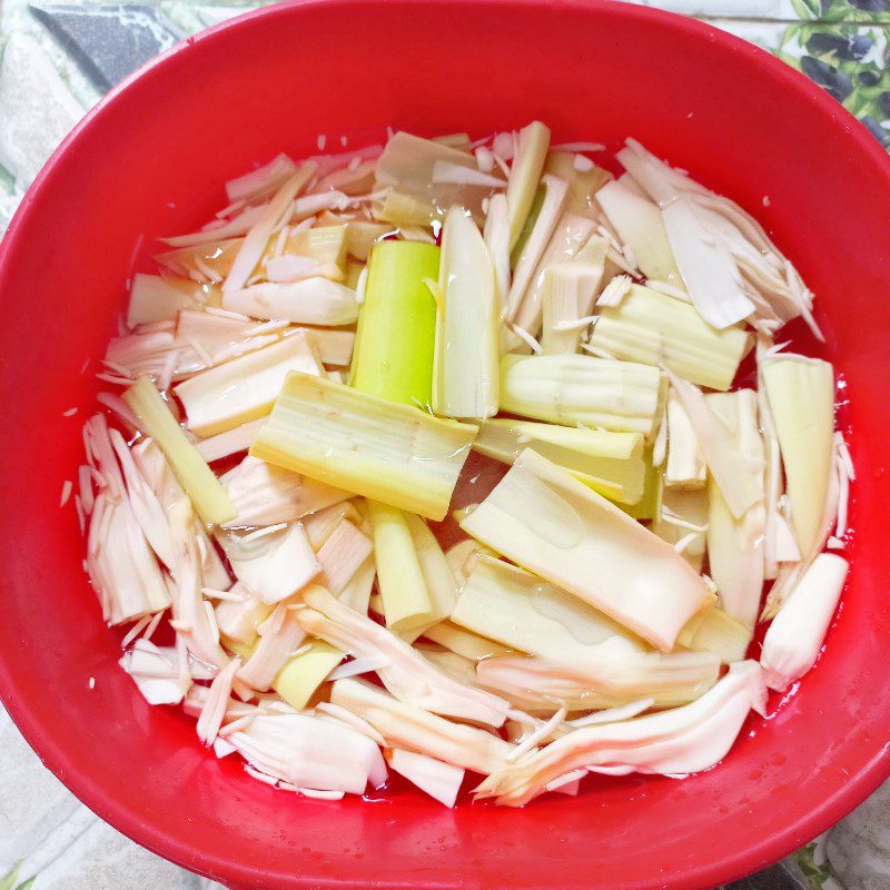 Step 2 Prepare other ingredients for banana flowers with pig trotters (recipe shared by user)