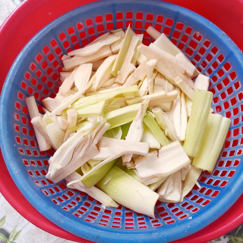 Step 2 Prepare other ingredients Banana flower cooked with pig trotters (recipe shared by a user)