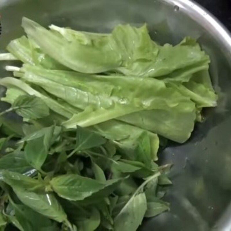 Step 2 Prepare other ingredients for vegetarian fish noodle soup from pre-made fish cake