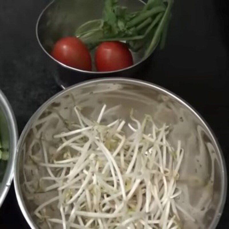 Step 2 Prepare other ingredients for vegetarian fish noodle soup from pre-made fish cake