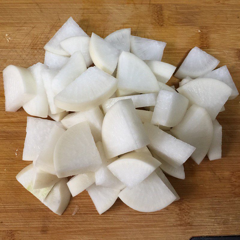 Step 3 Prepare other ingredients for squid, shrimp, and quail egg noodle soup