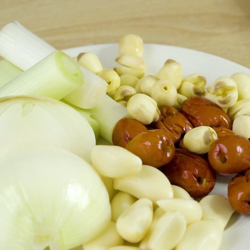 Step 1 Prepare the Ingredients for Ginseng Chicken Soup