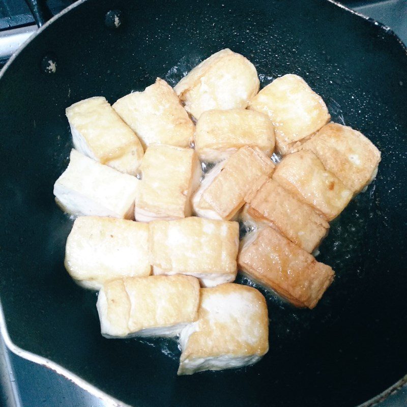 Step 1 Prepare the ingredients and fry the tofu Tofu - fried tofu with salted egg