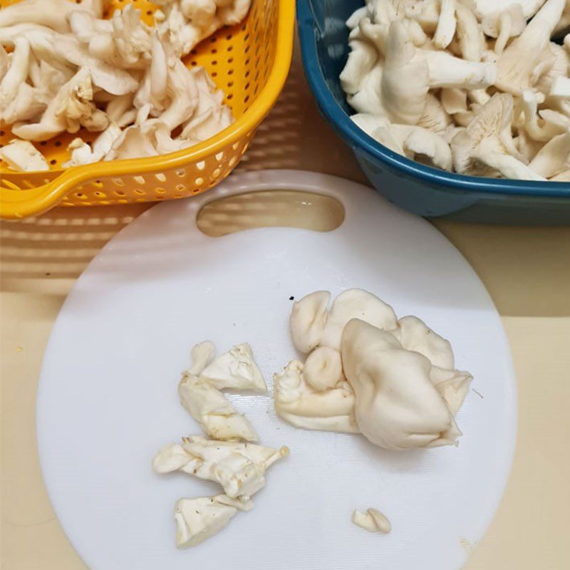 Step 1 Prepare the ingredients for Braised Oyster Mushrooms with Pepper