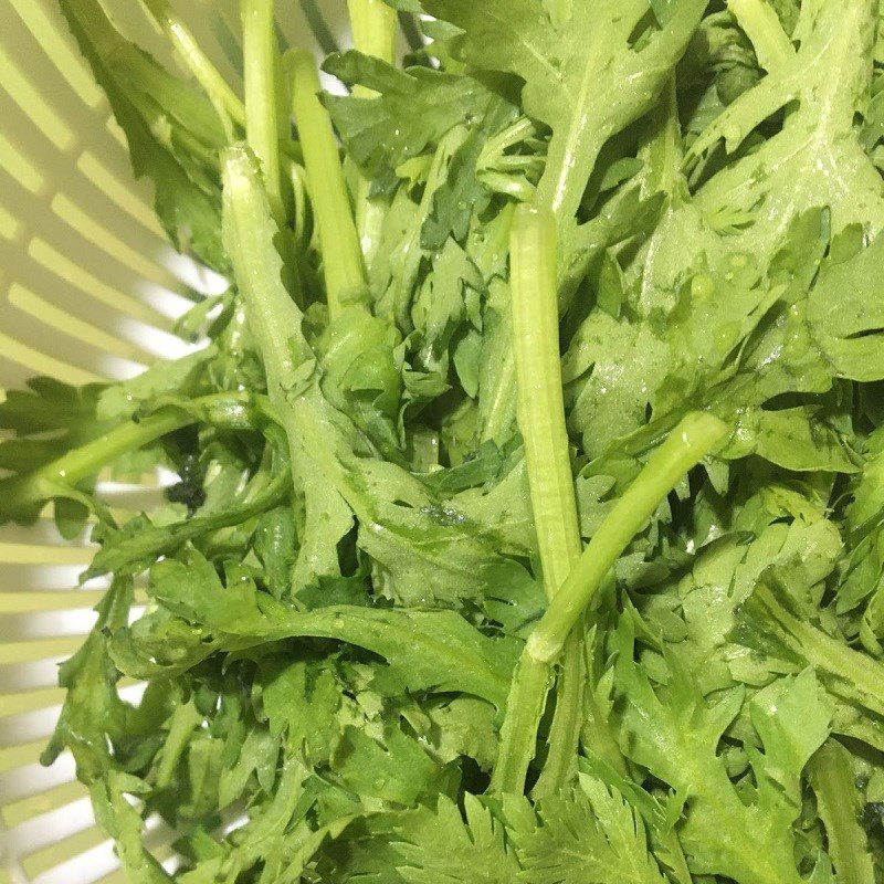 Step 2 Prepare the chrysanthemum greens Boiled chrysanthemum greens with beef