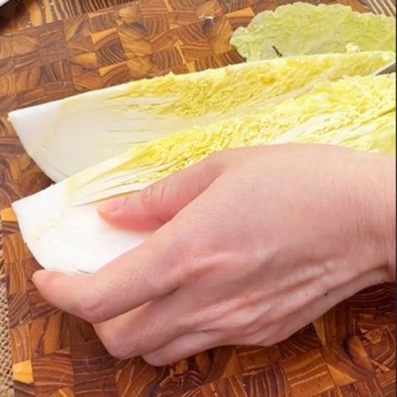 Step 1 Prepare Napa cabbage for vegetarian Napa cabbage kimchi (Recipe shared from Tiktok Vegetarian Kitchen XANH)