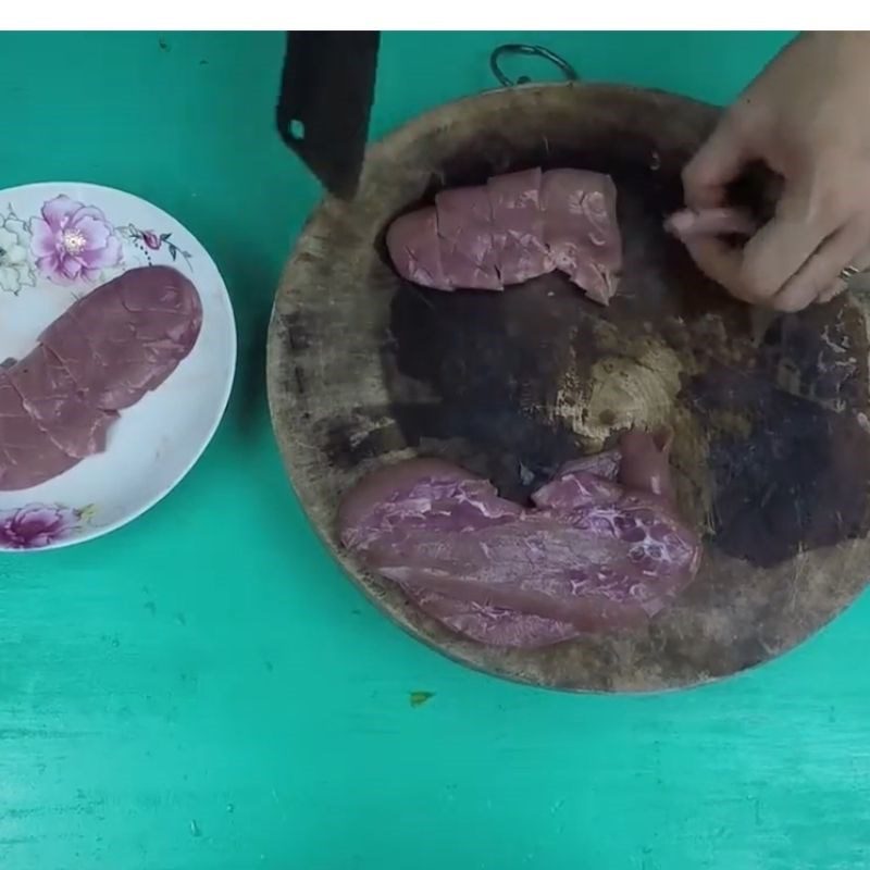 Step 1 Preparing the pig's kidney Stir-fried pig's kidney with onions