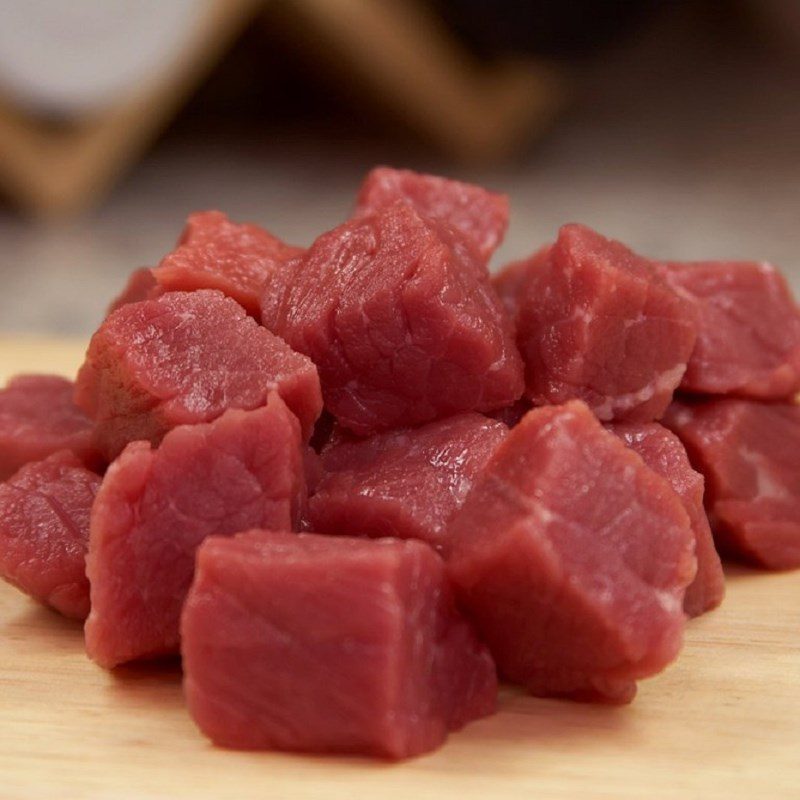 Step 1 Preparing beef for Stir-fried Mì chũ with beef