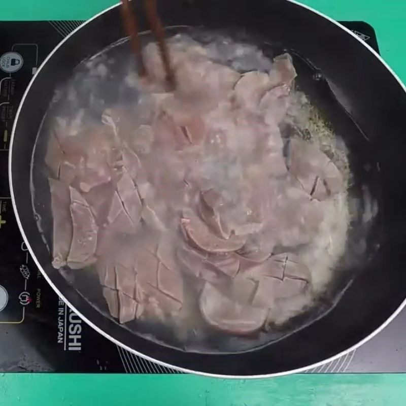 Step 1 Preparing the pig's kidney Stir-fried pig's kidney with onions