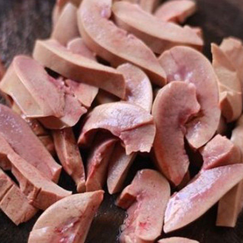 Step 1 Prepare pork kidney for Stir-fried Chũ Noodles with Vegetables