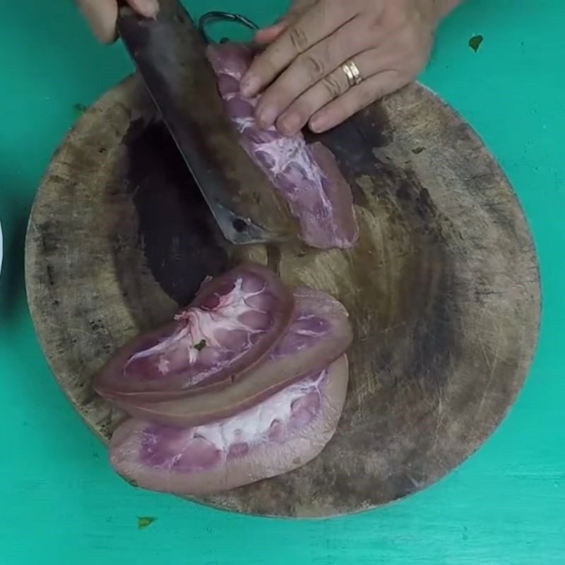 Step 1 Preparing the pig's kidney Stir-fried pig's kidney with onions