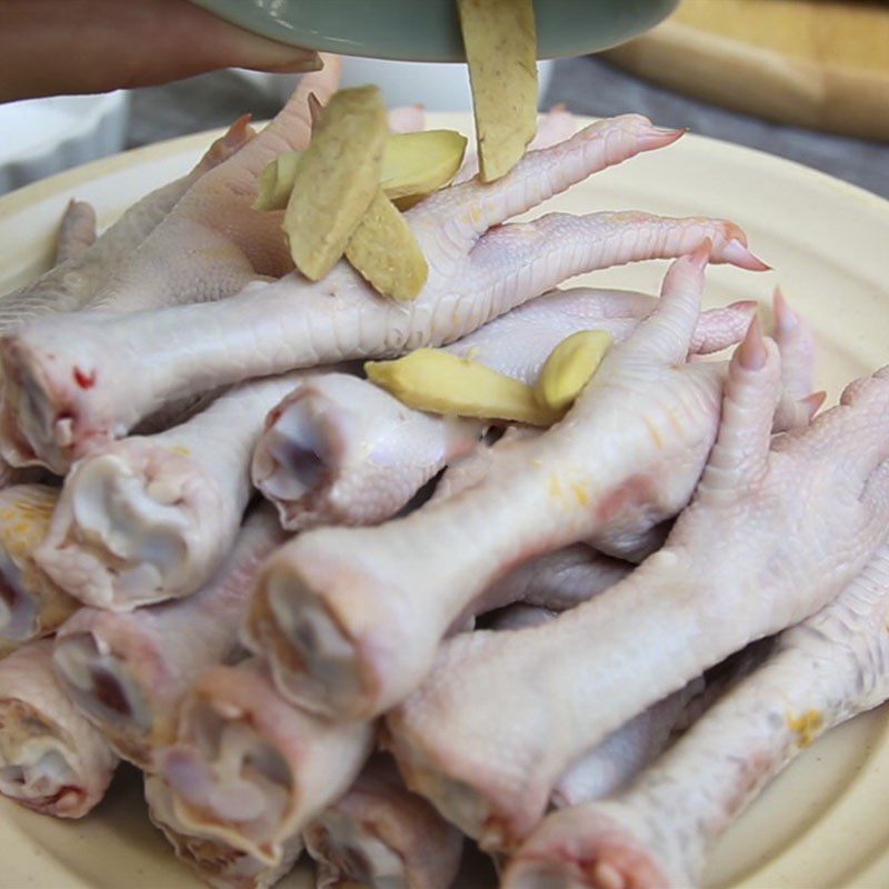 Step 1 Prepare chicken feet Chicken feet stewed with Chinese medicine