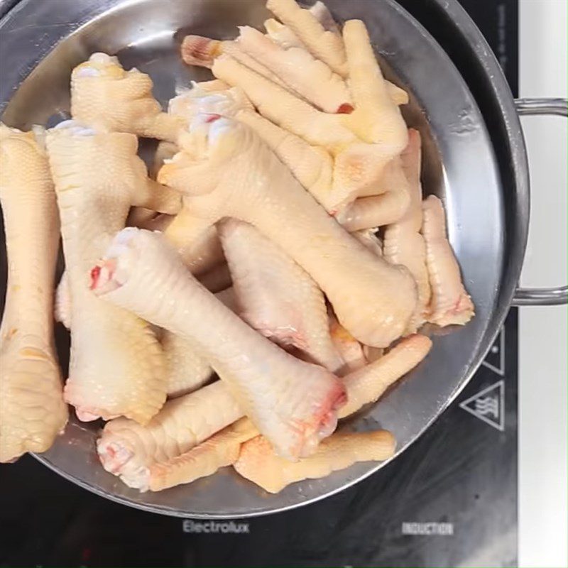 Step 1 Prepare the chicken feet Spicy Stir-Fried Chicken Feet