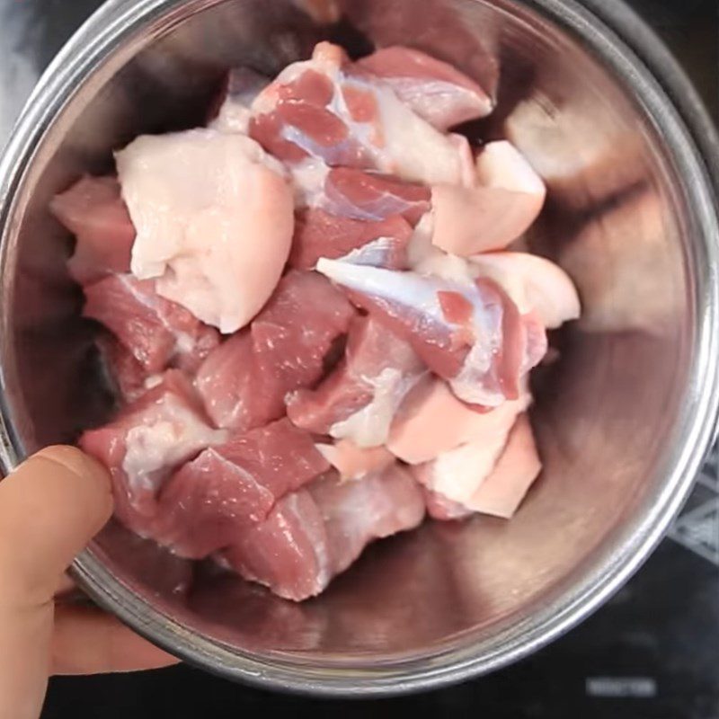 Step 1 Prepare the Ingredients for Pig Trotters Stewed with Wormwood