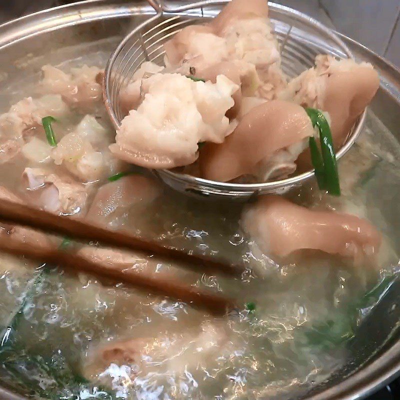 Step 1 Prepare and Blanch the Pig Trotters Braised Pig Trotters with Lemongrass and Chili